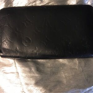 Louis Vuitton black zippy wallet